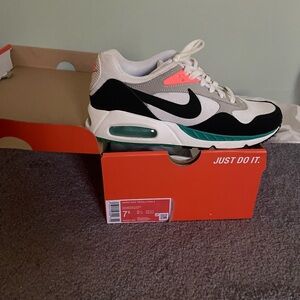 Women’s Nike air max correlate size 7.5